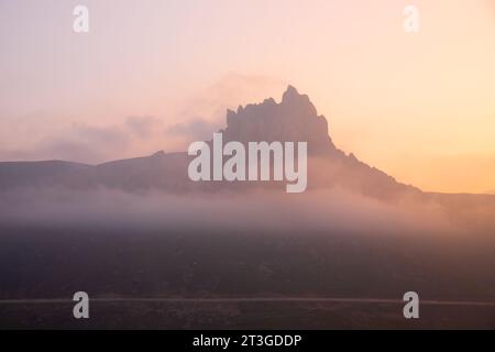 Heiliger Berg Beshbarmag bei Sonnenuntergang. Baku. Aserbaidschan. Stockfoto