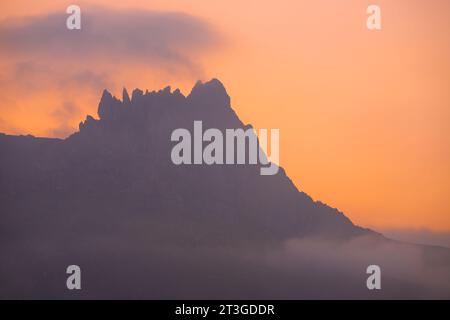 Heiliger Berg Beshbarmag bei Sonnenuntergang. Baku. Aserbaidschan. Stockfoto