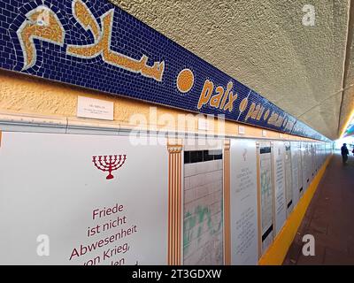 Symbolbild zum Krieg zwischen der Hamas und Israel: Im sogenannten Friedenstunnel am Rande des Bremer Hauptbahnhofs hängen seit 2015 auch Tafeln und Mosaikbilder in hebräischer und arabischer Sprache zum Thema Frieden. Links oben das arabische Wort für Frieden Salam, darunter ein siebenarmiger Leuchter Menora und ein Zitat des jüdischen Philosophen Baruch de Spinoza 1632–77: Friede ist nicht Abwesenheit von Krieg, Frieden ist eine Tugend, eine Geisteshaltung, eine Neigung zu Güte, Vertrauen und Gerechtigkeit. - Das politische Kunstwerk Friedenstunnel geht zurück auf eine Initiative der Bremer Stockfoto