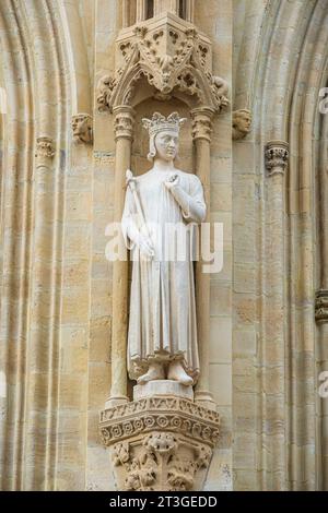 Frankreich, Manche, Cotentin, Coutances, Kathedrale unserer Lieben Frau von Coutances aus dem 11. Und 13. Jahrhundert, Kopien der Statuen von Tancrede de de Hauteville und sechs seiner zwölf Söhne, die während der Revolution zerstört wurden, finanzierten die Tancrede die erste Kathedrale Stockfoto