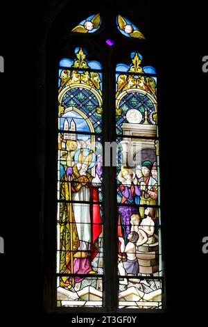 Frankreich, Meurthe et Moselle, Pagny sur Moselle, Kirche Saint Martin im 15. Jahrhundert im extravaganten gotischen Stil erbaut, Buntglasfenster im Jahr 1928 von Glasmeister Jacques Gruber, das das Wunder des Heiligen Nikolaus darstellt, der die drei Kinder wiedererweckt Stockfoto