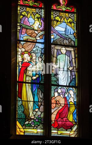 Frankreich, Meurthe et Moselle, Pagny sur Moselle, Kirche Saint Martin im 15. Jahrhundert im extravaganten gotischen Stil erbaut, Buntglasfenster im Jahr 1928 von dem Glasmeister von Nancy Jacques Gruber, das die Wiederauferstehung von Lazare darstellt Stockfoto