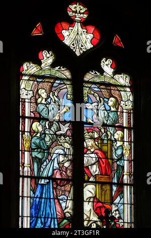 Frankreich, Meurthe et Moselle, Pagny sur Moselle, Kirche Saint Martin im 15. Jahrhundert im extravaganten gotischen Stil erbaut, Buntglasfenster im Jahr 1928 von dem Glasmeister aus Nancy Jacques Gruber, das die Krönung der Jungfrau Maria darstellt Stockfoto