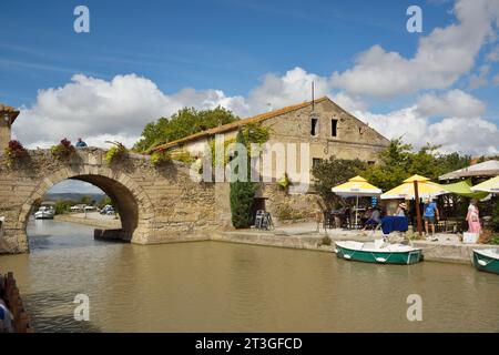 Frankreich, Aude, Ginestas, Le Somail, Brücke im Dorf Le Somali über den Canal du Midi, der von der UNESCO zum Weltkulturerbe erklärt wurde Stockfoto