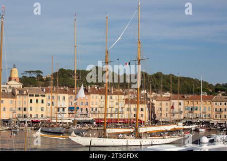 Frankreich, Var, Saint Tropez, Voiles de Saint Tropez 2017, die klassische Yacht ELENA OF LONDON (A9), die im Hafen manövriert, ist sie die längste der klassischen Yachten in der Schifffahrt mit einer Länge von 55 m, der längsten Breite (8,11 m) und der am meisten befahrenen (1300 M2) Stockfoto