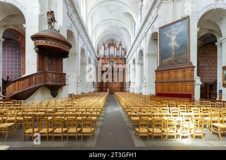 Frankreich, Charente Maritime, La Rochelle, Saint Louis de la Rochelle Kathedrale, erbaut zwischen 1742, erreicht unter dem Zweiten Reich (Mitte des 19. Jahrhunderts), das Kirchenschiff, die Kanzel, das Gemälde, das Jesus Christus am Kreuz darstellt, die große Orgel, die 1867 von Merklin und Schutze aus Paris erbaut wurde, ist ein sehr repräsentativer Vertreter des romantischen Orgelbaus der zweiten Hälfte des 19. Jahrhunderts Stockfoto