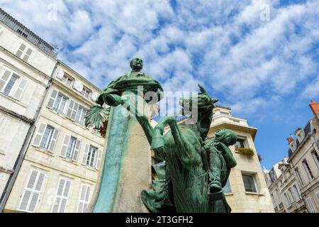 Frankreich, Charente Maritime, La Rochelle, Bronzebüste des orientalistischen Malers und Schriftstellers Eugene Fromentin (1820–1876) mit einer Reiterstatue einer arabischen Fantasie, die 1905 vom Bildhauer Ernest Dubois gefertigt wurde, am Place des Petits bancs Stockfoto