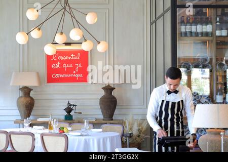 Frankreich, Alpes Maritimes, Cannes, Palm Beach, La Petite Maison Restaurant mit einem Menü von Nicole Rubi aus Nizza, Gemälde von Ben Stockfoto