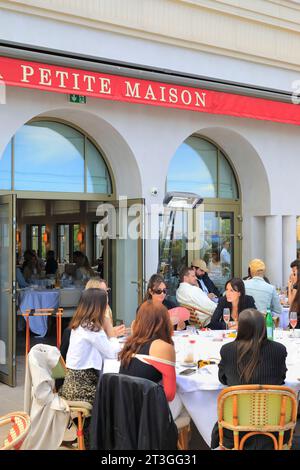 Frankreich, Alpes Maritimes, Cannes, Palm Beach, La Petite Maison Restaurant mit einem Menü von Nicole Rubi von Nizza, Terrasse Stockfoto