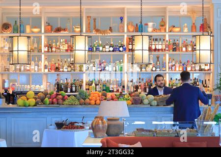 Frankreich, Alpes Maritimes, Cannes, Palm Beach, La Petite Maison Restaurant mit einem Menü von Nicole Rubi aus Nizza, Bar während des Brunch Stockfoto