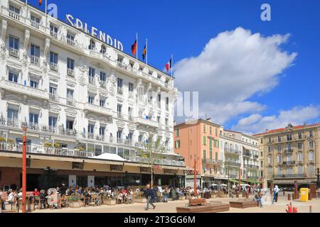 Frankreich, Alpes Maritimes, Cannes, Allee de la Liberte Charles de Gaulle, das 1871 eröffnete Hotel Splendid Cannes und rechts der Place du General de Gaulle Stockfoto