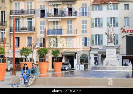 Frankreich, Alpes Maritimes, Cannes, Allee de la Liberte Charles de Gaulle mit Rue Felix Faure im Hintergrund und Statue des schottischen Lord Brougham Stockfoto