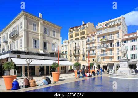 Frankreich, Alpes Maritimes, Cannes, Allee de la Liberte Charles de Gaulle mit Rue Felix Faure im Hintergrund, Statue des schottischen Lord Brougham Stockfoto