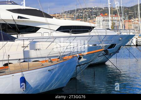 Frankreich, Alpes Maritimes, Cannes, Vieux Port, Boote mit dem Hotel Splendid im Hintergrund Stockfoto