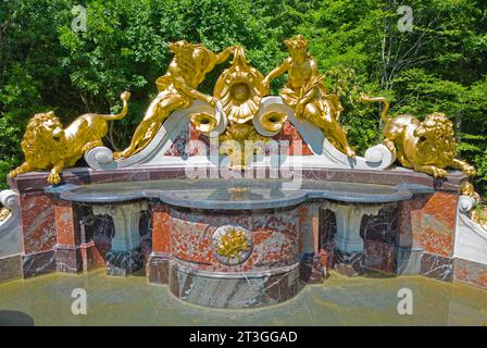 Frankreich, Yvelines, Versailles, Schloss Versailles, von der UNESCO zum Weltkulturerbe erklärt, Grand Trianon, Brunnen mit Wasserrutsche, Statuen von Neptun und Amphitrit Stockfoto