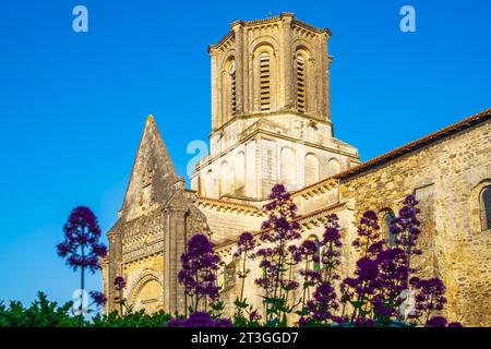 Frankreich, Vendee, Vouvant, beschriftet Les Plus Beaux Villages de France (die schönsten Dörfer Frankreichs), unsere Lieben Frau von der Himmelfahrt Kirche Stockfoto