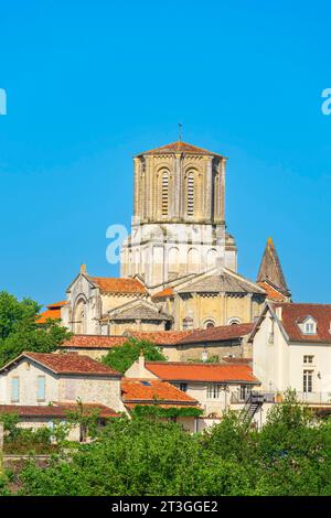 Frankreich, Vendee, Vouvant, beschriftet Les Plus Beaux Villages de France (die schönsten Dörfer Frankreichs), unsere Lieben Frau von der Himmelfahrt Kirche Stockfoto