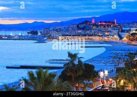 Frankreich, Alpes Maritimes, Cannes, Croisette, Blick auf das Palais des Festivals und das Viertel Suquet mit seinem Schloss bei Einbruch der Dunkelheit Stockfoto