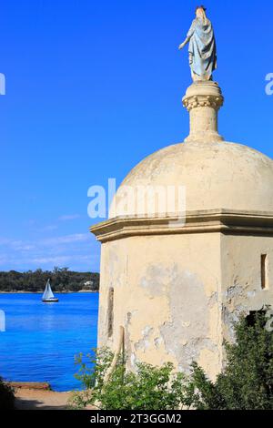 Frankreich, Alpes Maritimes, Cannes, Lerins Inseln, Sainte Marguerite Insel von der Insel Saint Honorat aus gesehen, Kapelle der Heiligen Jungfrau gewidmet Stockfoto