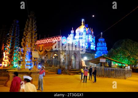 24. Oktober 2023, geweihter in Jejuri Fort, Nachtszene im Khandoba Tempel Jejuri, Abenddämmerung im Festival in Night Time, Maharashtra, Indien. Stockfoto