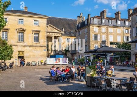 Frankreich, Vienne, Poitiers, Café-Terrasse auf dem Alphonse Lepetit-Platz, der Palast der Herzöge von Aquitanien im Hintergrund Stockfoto