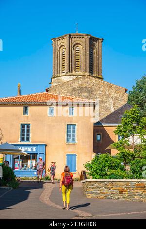 Frankreich, Vendee, Vouvant, beschriftet mit Les Plus Beaux Villages de France (die schönsten Dörfer Frankreichs), im Hintergrund der Glockenturm der Kirche unserer Lieben Frau von der Himmelfahrt Stockfoto