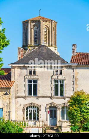 Frankreich, Vendee, Vouvant, beschriftet mit Les Plus Beaux Villages de France (die schönsten Dörfer Frankreichs), im Hintergrund der Glockenturm der Kirche unserer Lieben Frau von der Himmelfahrt Stockfoto