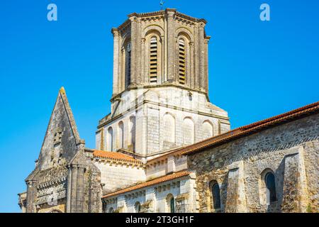 Frankreich, Vendee, Vouvant, beschriftet Les Plus Beaux Villages de France (die schönsten Dörfer Frankreichs), unsere Lieben Frau von der Himmelfahrt Kirche Stockfoto