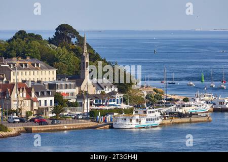 Frankreich, Finistere, Bénodet, der Fluss l’Odet, die Eglise du Port oder die Kirche Saint Thomas Becket Stockfoto