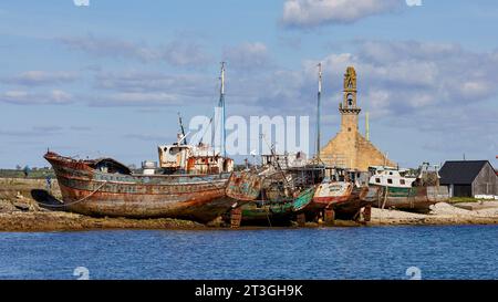 Frankreich, Finistère (29), Parc Naturel Marin d'Iroise, Parc Naturel Régional d'Armorique, Presqu'ile de Crozon, Camaret-sur-Mer, Cimetière de bateaux et chapelle Notre-Dame de Rocamadour Stockfoto