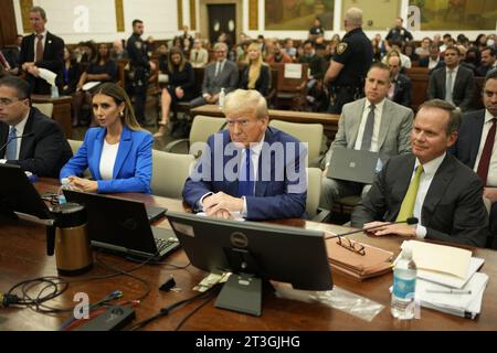 New York, Usa. Oktober 2023. Der ehemalige Präsident Donald Trump sitzt am Mittwoch, den 25. Oktober 2023, mit seinen Anwälten vor Gericht während seines Zivilprozesses in New York. Trumps ehemaliger Anwalt Michael Cohen sagte bei der Anhörung gegen den ehemaligen Präsidenten aus. Poolfoto von Seth Wenig/UPI Credit: UPI/Alamy Live News Stockfoto