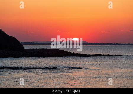 Frankreich, Var, Carqueiranne, Sonnenuntergang vom Strand Pradon aus gesehen, Halbinsel Giens im Hintergrund Stockfoto