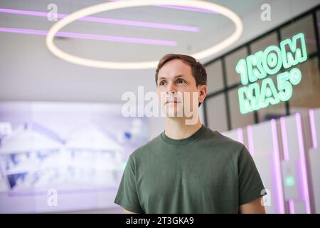 Hamburg, Deutschland. Oktober 2023. Philipp Schröder, CEO und Mitbegründer des Hamburger Start-ups „1Komma5Grad“, bei einem Fotoshooting in einem der Showrooms seines Unternehmens. Quelle: Christian Charisius/dpa/Alamy Live News Stockfoto