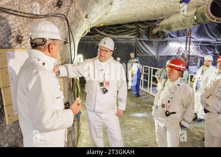 Remlingen Semmenstedt, Deutschland. Oktober 2023. Christian Meyer (M, Bündnis 90/die Grünen), Minister für Umwelt, Energie und Klimaschutz in Niedersachsen steht im Bergwerk Asse Il. Meyer besuchte das Atommülllager Asse bei Remlingen, um sich über den Status der nuklearen Abfallentsorgung zu informieren. Das ehemalige Bergwerk bei Remlingen im Landkreis Wolfenbüttel enthält in 13 Kammern rund 126.000 Fässer mit schwach- und mittelradioaktivem Abfall. Da Wasser einsickert, muss die Lagereinrichtung geräumt werden. Quelle: OLE Spata/dpa/Alamy Live News Stockfoto