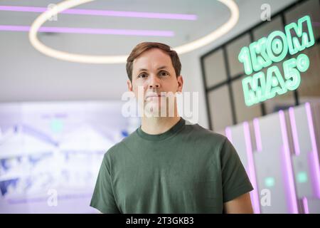 Hamburg, Deutschland. Oktober 2023. Philipp Schröder, CEO und Mitbegründer des Hamburger Start-ups „1Komma5Grad“, bei einem Fotoshooting in einem der Showrooms seines Unternehmens. Quelle: Christian Charisius/dpa/Alamy Live News Stockfoto