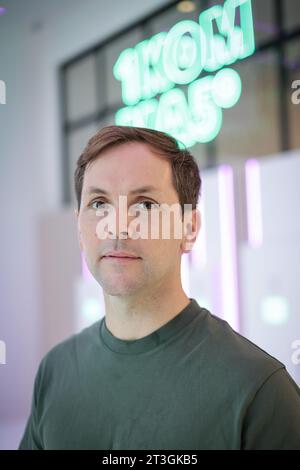 Hamburg, Deutschland. Oktober 2023. Philipp Schröder, CEO und Mitbegründer des Hamburger Start-ups „1Komma5Grad“, bei einem Fotoshooting in einem der Showrooms seines Unternehmens. Quelle: Christian Charisius/dpa/Alamy Live News Stockfoto