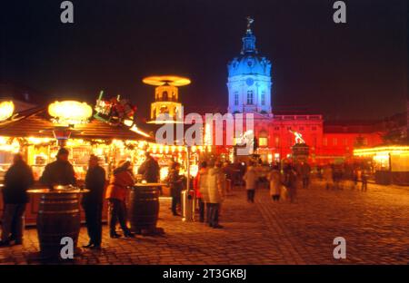 20.12.2007 Berlin Charlottenburg Weihnachtsmarkt Deutschland/ Berlin Charlottenburg/ Schloss Charlottenburg/ Luisenplatz/ Weihnachtsmarkt am Schloss Charlottenburg/ das Schloss wird von rotem und blauem Licht angestrahlt/Verkaufsstände/Weihnachtspyramide/Besucher/Gäste/Nutzung nur redaktionell/ *** 20 12 2007 Berlin Charlottenburg Weihnachtsmarkt Deutschland Berlin Schloss Charlottenburg Charlottenburg Luisenplatz Weihnachtsmarkt im Schloss Charlottenburg Schloss Charlottenburg Luisenplatz Weihnachtsmarkt im Schloss Charlottenburg Schloss Charlottenburg Schloss Schloss Charlottenburg der palast wird von roten und blauen Ständen beleuchtet. Besucher der Weihnachtspyramide nutzen nur die Redaktion Credit: Imago/Alamy Live News Stockfoto