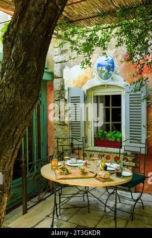 Frankreich, Var, Dracenie, Lorgues, Restaurant Chez Bruno Stockfoto