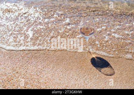 Frankreich, Var, Sainte Maxime, ein Glas Rose am Strand Stockfoto