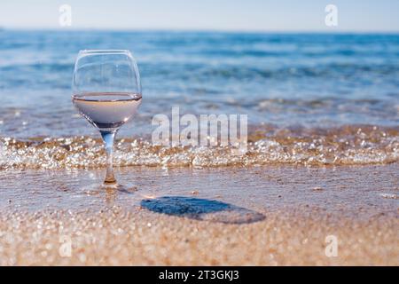 Frankreich, Var, Sainte Maxime, ein Glas Rose am Strand Stockfoto