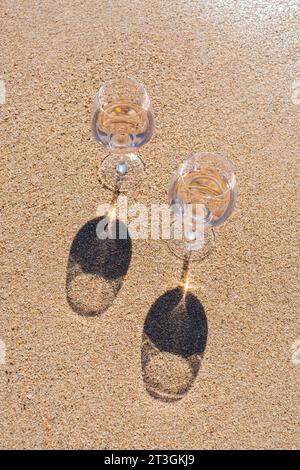 Frankreich, Var, Sainte Maxime, ein Glas Rose am Strand Stockfoto