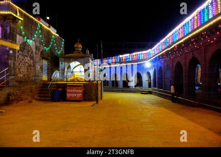 24. Oktober 2023, geweihter in Jejuri Fort, Nachtszene im Khandoba Tempel Jejuri, Abenddämmerung im Festival in Night Time, Maharashtra, Indien. Stockfoto