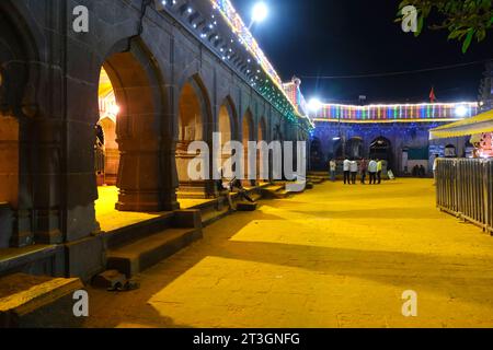 24. Oktober 2023, geweihter in Jejuri Fort, Nachtszene im Khandoba Tempel Jejuri, Abenddämmerung im Festival in Night Time, Maharashtra, Indien. Stockfoto