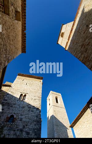 Frankreich, Alpes-Maritimes, Saint Paul de Vence, berühmtes hoch gelegenes Dorf an der französischen Riviera (Côte d'Azur), Glockentürme der Stiftskirche und Yhe weiße Pönitentenkapelle, dekoriert von Folon Stockfoto