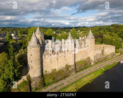 Frankreich, Morbihan (56), Josselin, Schritt auf dem Weg nach Saint Jacques de Compostela, extravagante Burg Josselin im gotischen Stil am Rand der Oust (aus der Luft) Stockfoto