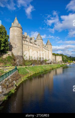 Frankreich, Morbihan (56), begeben Sie sich auf den Weg nach Saint Jacques de Compostela, mittelalterliches Dorf Josselin, die extravagante Burg Josselin im gotischen Stil am Rand der Out (aus der Vogelperspektive) Stockfoto