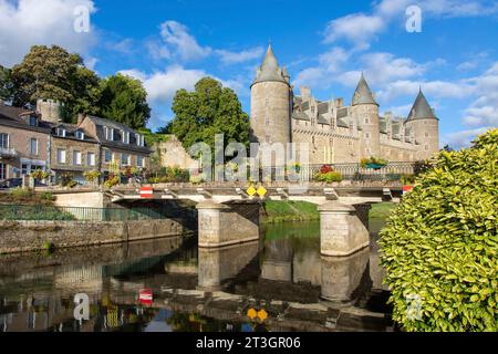 Frankreich, Morbihan (56), begeben Sie sich auf den Weg nach Saint Jacques de Compostela, mittelalterliches Dorf Josselin, die extravagante Burg Josselin im gotischen Stil am Rand der Out (aus der Vogelperspektive) Stockfoto