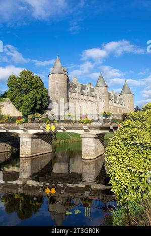 Frankreich, Morbihan (56), begeben Sie sich auf den Weg nach Saint Jacques de Compostela, mittelalterliches Dorf Josselin, die extravagante Burg Josselin im gotischen Stil am Rand der Out (aus der Vogelperspektive) Stockfoto