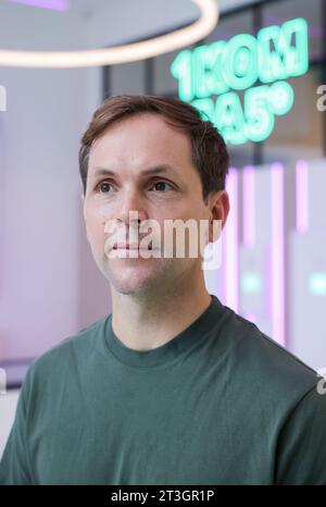 Hamburg, Deutschland. Oktober 2023. Philipp Schröder, CEO und Mitbegründer des Hamburger Start-ups „1Komma5Grad“, bei einem Fotoshooting in einem der Showrooms seines Unternehmens. Quelle: Christian Charisius/dpa/Alamy Live News Stockfoto