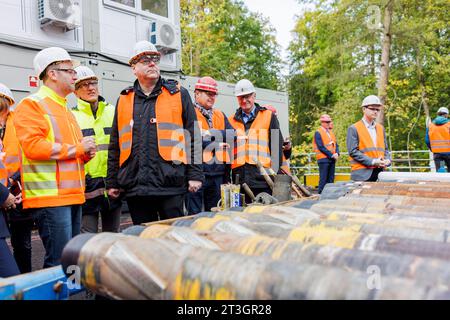 Remlingen Semmenstedt, Deutschland. Oktober 2023. Christian Meyer (M, Bündnis 90/die Grünen), Minister für Umwelt, Energie und Klimaschutz in Niedersachsen, steht auf der Bohrstelle des Bergwerks Asse II. Meyer besuchte das Atommülllager Asse bei Remlingen, um sich über den Status der nuklearen Abfallentsorgung zu informieren. Das ehemalige Bergwerk bei Remlingen im Landkreis Wolfenbüttel enthält in 13 Kammern rund 126.000 Fässer mit schwach- und mittelradioaktiven Abfällen. Da Wasser einsickert, muss die Lagereinrichtung geräumt werden. Quelle: OLE Spata/dpa/Alamy Live News Stockfoto